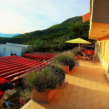 Mit Terrasse Und Herrlichem Ausblick